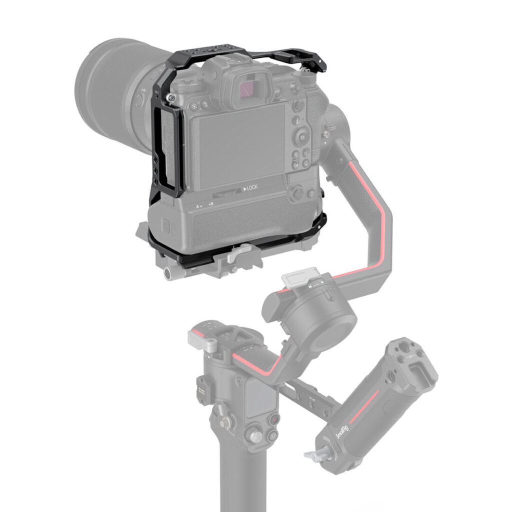 SmallRig-3866-6 SmallRig 3866 Camera Cage for Nikon Z6II/Z7II with MB-N11 Battery Grip, joka on kuvattu täysvärisenä ja jossa kamera on sisällä, on asennettu harmaasävyisenä kuvattuun kardaanivakaimeen.