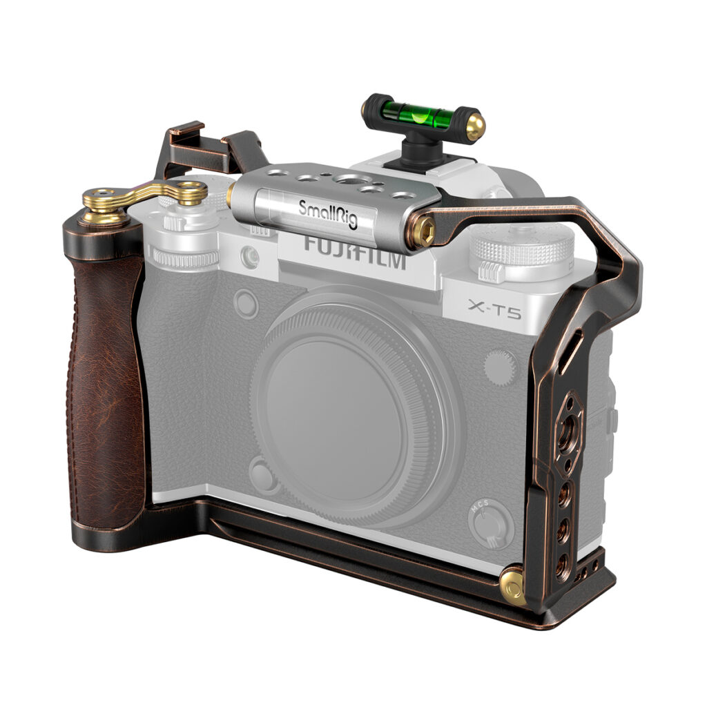 SmallRig-3870 SmallRig 3870 Cage Retro for Fujifilm X-T5, jossa on metallia, nahkaa, puinen kädensija ja kuplavaa'an yläosa, on kiinnitetty osittain läpinäkyvään Fujifilm X-T5:een korostaakseen häkkiä.
