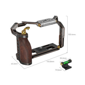 SmallRig-3870-2 SmallRig 3870 Cage Retro Fujifilm X-T5:lle sisältää ruskean kahvan, metallirungon (145,8 mm leveä, 103,4 mm korkea, 63,2 mm syvä) sekä 35,2 mm:n lisävarusteen, jossa on vihreä kuplataso ja leveys 19,0 mm.