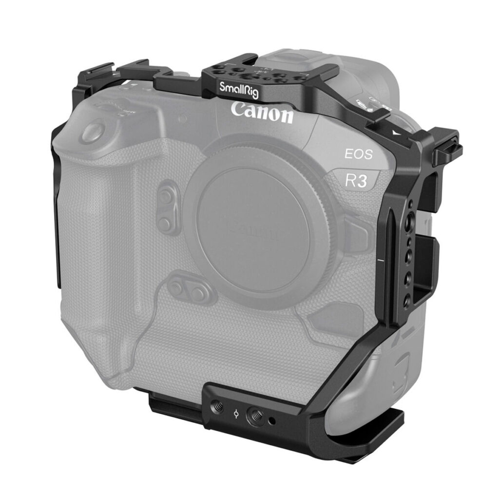 SmallRig-3884 Canon EOS R3 -kamerassa on musta SmallRig 3884 Cage, jossa on useita lisävarusteiden kiinnityspisteitä; kamera näkyy osittain läpinäkyvänä häkin muotoilun ja istuvuuden esittelemiseksi.