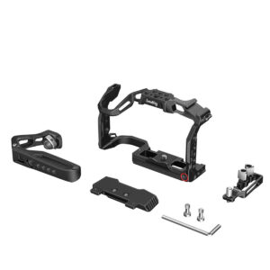 SmallRig-3891-3 SmallRig 3891 Handheld Black Mamba Kit Canon EOS R5C:lle sisältää mustan rungon, sivukahvan, kiinnityslevyn, pieniä ruuveja, jakoavaimen ja lisävarusteita - kaikki siististi järjestettynä valkoisella pohjalla.