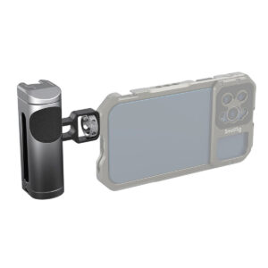 SmallRig-3894-2 SmallRig 3894 Side Handle for Smartphone, kuvassa mustana ja hopeisena, on kiinnitetty puhelinkotelon kylkeen läpinäkyvässä kuvassa, joka korostaa sen kiinnitys- ja kahvaominaisuuksia.
