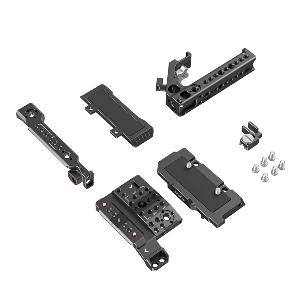 SmallRig-3899-6 Purettu SmallRig 3899 Handheld Kit Canon EOS C70:lle, mukaan lukien mustat metallilevyt, kahvat ja ruuvit sekä kiinnitystarvikkeet valkoisella pohjalla.