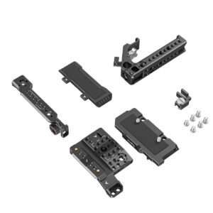 SmallRig-3899-6 Purettu SmallRig 3899 Handheld Kit Canon EOS C70:lle, mukaan lukien mustat metallilevyt, kahvat ja ruuvit sekä kiinnitystarvikkeet valkoisella pohjalla.
