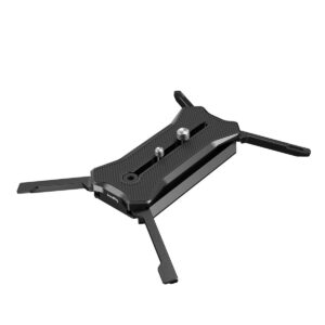 SmallRig-3912-5 SmallRig 3912 Multifunctional Quick Release Plate Manfrotto-Type on musta, suorakaiteen muotoinen kiinnityslevy, jossa on kaksi säädettävää vartta ja yläreunan ruuvit, jotka on suunniteltu tukemaan ja vakauttamaan kameralaitteita.