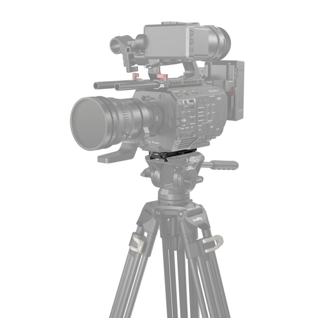 SmallRig-3912-6 Ammattikäyttöön tarkoitettu videokamera jalustalla on SmallRig 3912 Multifunctional Quick Release Plate Manfrotto-Type, joka on kuvassa harmaana, kun musta kameralevyn kiinnitys on korostettu kameran rungon alapuolella.