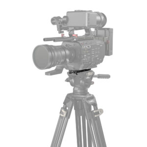 SmallRig-3912-6 Ammattikäyttöön tarkoitettu videokamera jalustalla on SmallRig 3912 Multifunctional Quick Release Plate Manfrotto-Type, joka on kuvassa harmaana, kun musta kameralevyn kiinnitys on korostettu kameran rungon alapuolella.