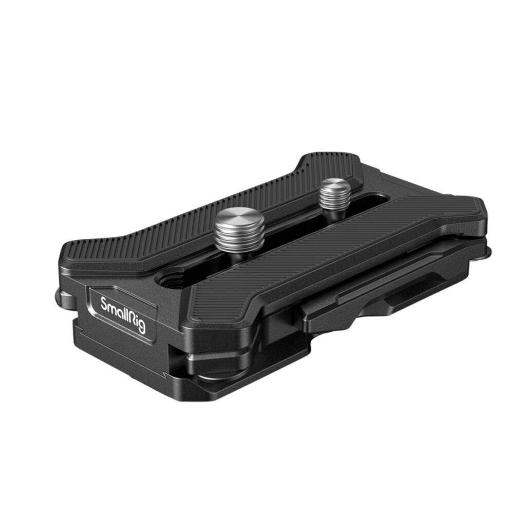 SmallRig-3913 SmallRig 3913 Arca Type Multifunctional Quick Release Plate on musta, kompakti, suorakaiteen muotoinen levy, jossa on kuvioitu pinta ja kaksi metallista kiinnitysruuvia kameroiden kiinnittämiseen jalustoihin tai vakaajiin.