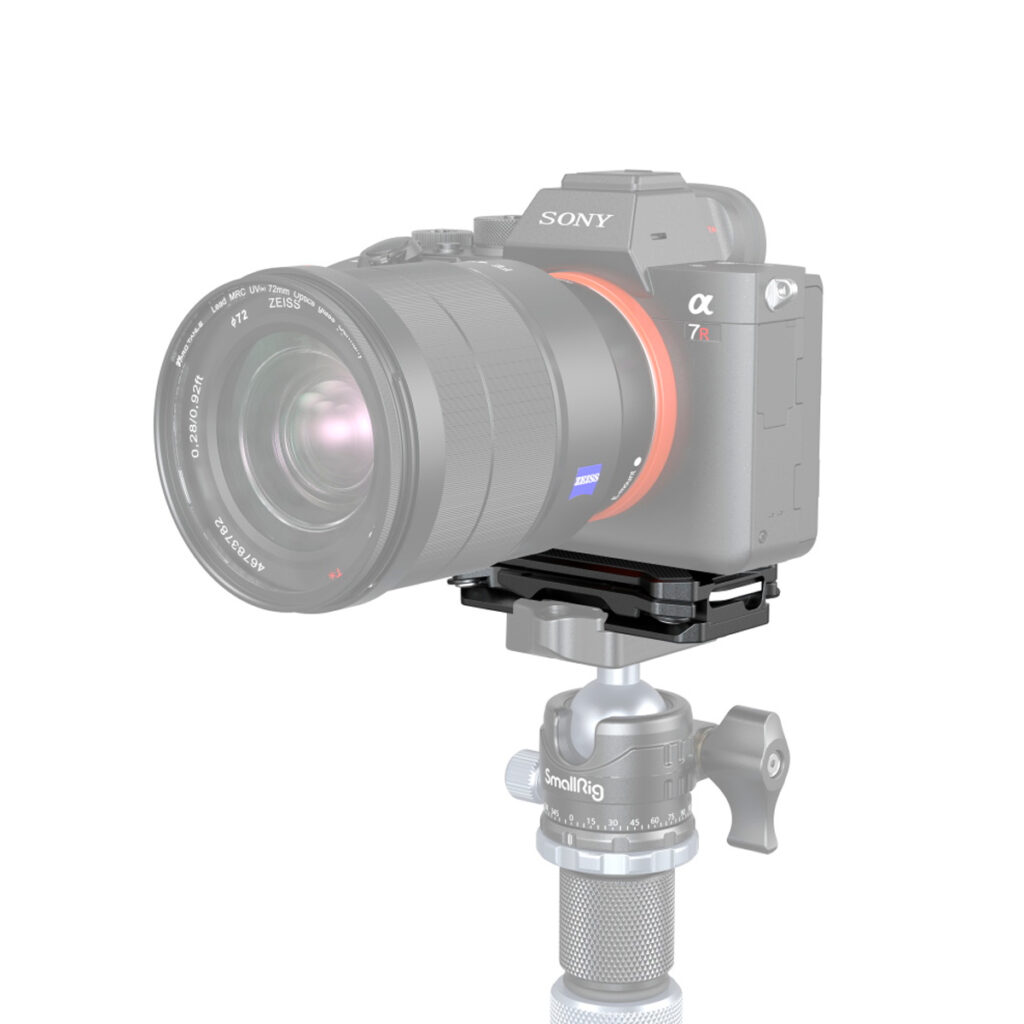 SmallRig-3913-4 Kamera jalustalla, jonka puoliksi läpinäkyvä runko korostaa SmallRig 3913 Arca Type Multifunctional Quick Release Plate -levyä ja alla olevaa kuulapään kiinnitystä.