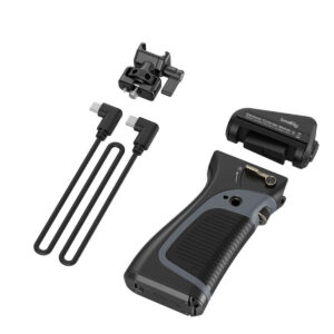 SmallRig-3917-3 SmallRig 3917 Wireless Follow Focus Controller Kit sisältää mustan kamerakahvan, jossa on ohjauspainikkeet, kaksi suorakulmaista USB-C-kaapelia, kiinnikkeen ja irrotettavan elektroniikkamoduulin, jotka kaikki näkyvät valkoisella pohjalla.