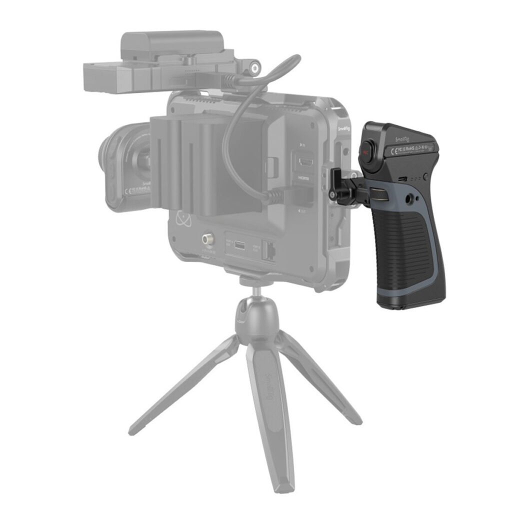 SmallRig-3917-4 Puoliksi läpinäkyvässä kamerarigissä on SmallRig 3917 Wireless Follow Focus Controller Kit asennettuna kyljelleen, mikä korostaa ohjaimen muotoilua ja sijoittelua.