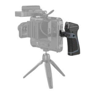 SmallRig-3917-4 Puoliksi läpinäkyvässä kamerarigissä on SmallRig 3917 Wireless Follow Focus Controller Kit asennettuna kyljelleen, mikä korostaa ohjaimen muotoilua ja sijoittelua.