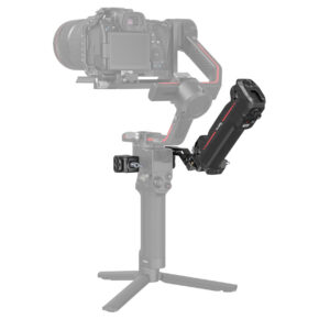 SmallRig-3919-1 SmallRig 3919 Sling Handgrip with Wireless Control for DJI RS Series, kuvassa kamera, akkukahva, jalustan jalusta ja lisävarusteet kiinnitettynä, näkyy valkoisella pohjalla.