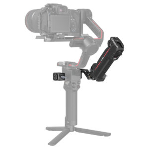 SmallRig-3919-1 SmallRig 3919 Sling Handgrip with Wireless Control for DJI RS Series, kuvassa kamera, akkukahva, jalustan jalusta ja lisävarusteet kiinnitettynä, näkyy valkoisella pohjalla.