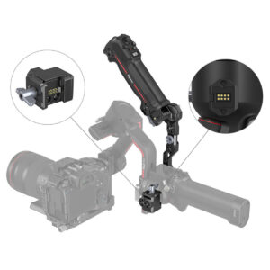 SmallRig-3919-4 Digitaalinen kuva SmallRig 3919 Sling Handgrip with Wireless Control for DJI RS Series -laitteesta näyttää kameran asennettuna, ja siinä on korostettu stabilisaattorin varren ja lisävarustekiinnikkeen liitäntäkohdat ja elektroniset kontaktit.
