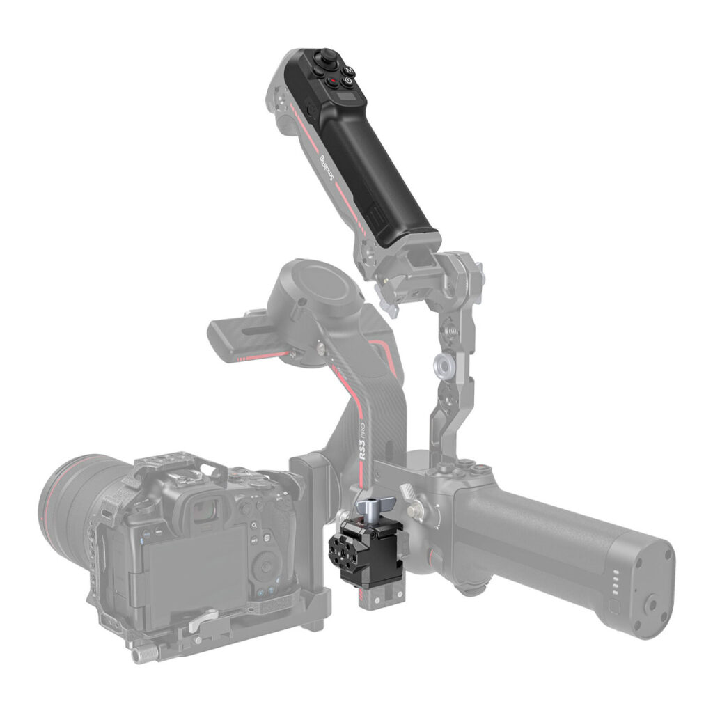 SmallRig-3920-1 Lähikuva kameralaitteesta, jossa on SmallRig 3920 Wireless Controller for DJI RS Series -ohjain täysissä väreissä; ohjain, kahva ja tarkennuksen säätölaite on korostettu, kun taas muu osa laitteesta on harmaa ja haalistunut.