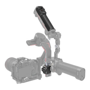 SmallRig-3920-1 Lähikuva kameralaitteesta, jossa on SmallRig 3920 Wireless Controller for DJI RS Series -ohjain täysissä väreissä; ohjain, kahva ja tarkennuksen säätölaite on korostettu, kun taas muu osa laitteesta on harmaa ja haalistunut.