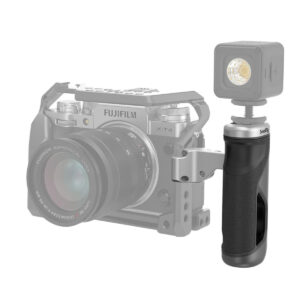 SmallRig-3922-2 SmallRig 3922 Foldable Side Handle, johon on kiinnitetty LED-valo, on kiinnitetty Fujifilm X-T4 -kameran kylkeen, joka näkyy taustalla haalistuneena. Tarkennus kohdistuu kahvaan ja valon lisävarusteeseen.