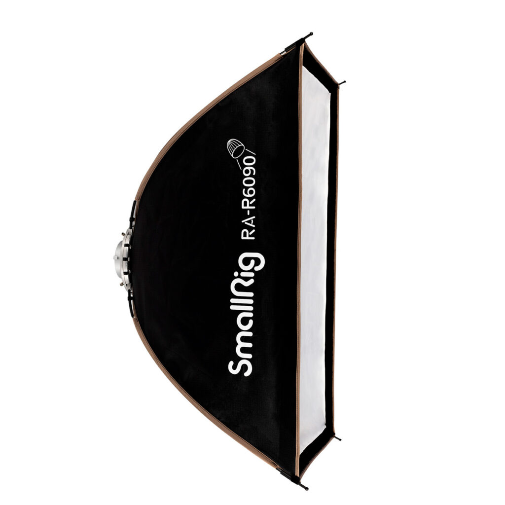 SmallRig-3930 Mustavalkoinen SmallRig 3930 RA-R6090 Rectangular Softbox näkyy sivuprofiilissa valkoista taustaa vasten.