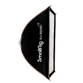 SmallRig-3930 Mustavalkoinen SmallRig 3930 RA-R6090 Rectangular Softbox näkyy sivuprofiilissa valkoista taustaa vasten.