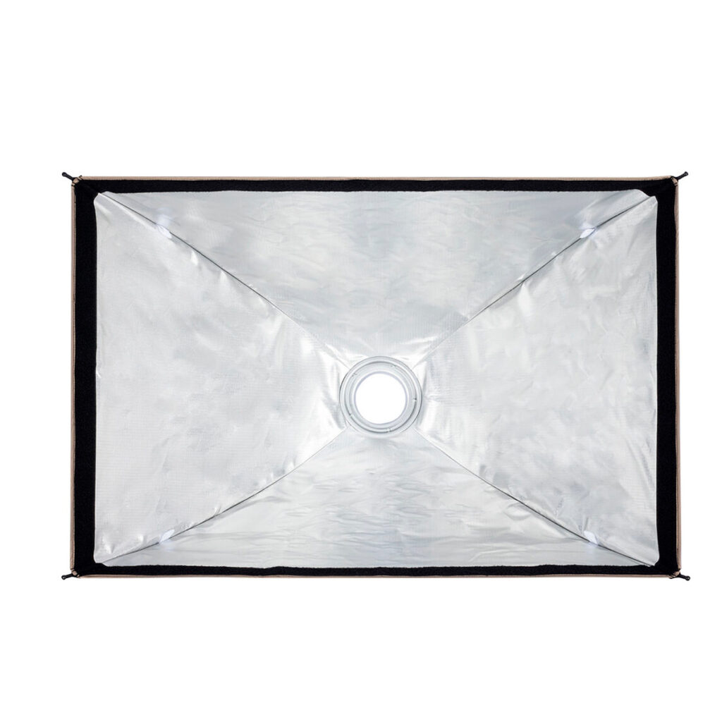 SmallRig-3930-3 SmallRig 3930 RA-R6090 Rectangular Softboxissa on hopeanvärinen heijastava sisäpuoli ja keskeinen pyöreä aukko, kuvassa etupuoli valkoista taustaa vasten.
