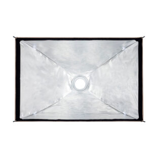 SmallRig-3930-3 SmallRig 3930 RA-R6090 Rectangular Softboxissa on hopeanvärinen heijastava sisäpuoli ja keskeinen pyöreä aukko, kuvassa etupuoli valkoista taustaa vasten.