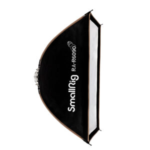 SmallRig-3930 Mustavalkoinen SmallRig 3930 RA-R6090 Rectangular Softbox näkyy sivuprofiilissa valkoista taustaa vasten.