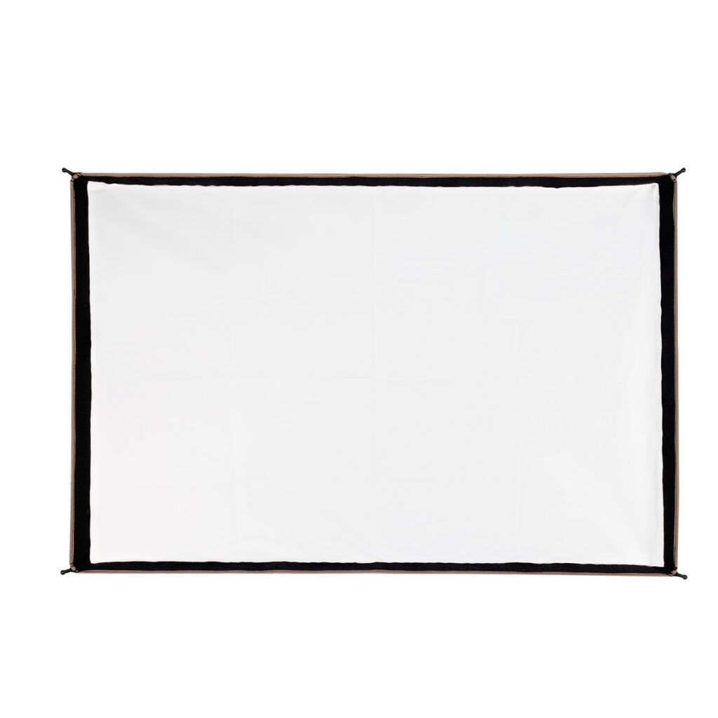 SmallRig-3930-4 SmallRig 3930 RA-R6090 Rectangular Softbox on valkoinen softbox, jossa on musta reunus, joka on pingotettu tiukasti ja ripustettu narujen avulla joka kulmaan valkoista taustaa vasten.