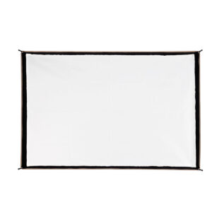SmallRig-3930-4 SmallRig 3930 RA-R6090 Rectangular Softbox on valkoinen softbox, jossa on musta reunus, joka on pingotettu tiukasti ja ripustettu narujen avulla joka kulmaan valkoista taustaa vasten.