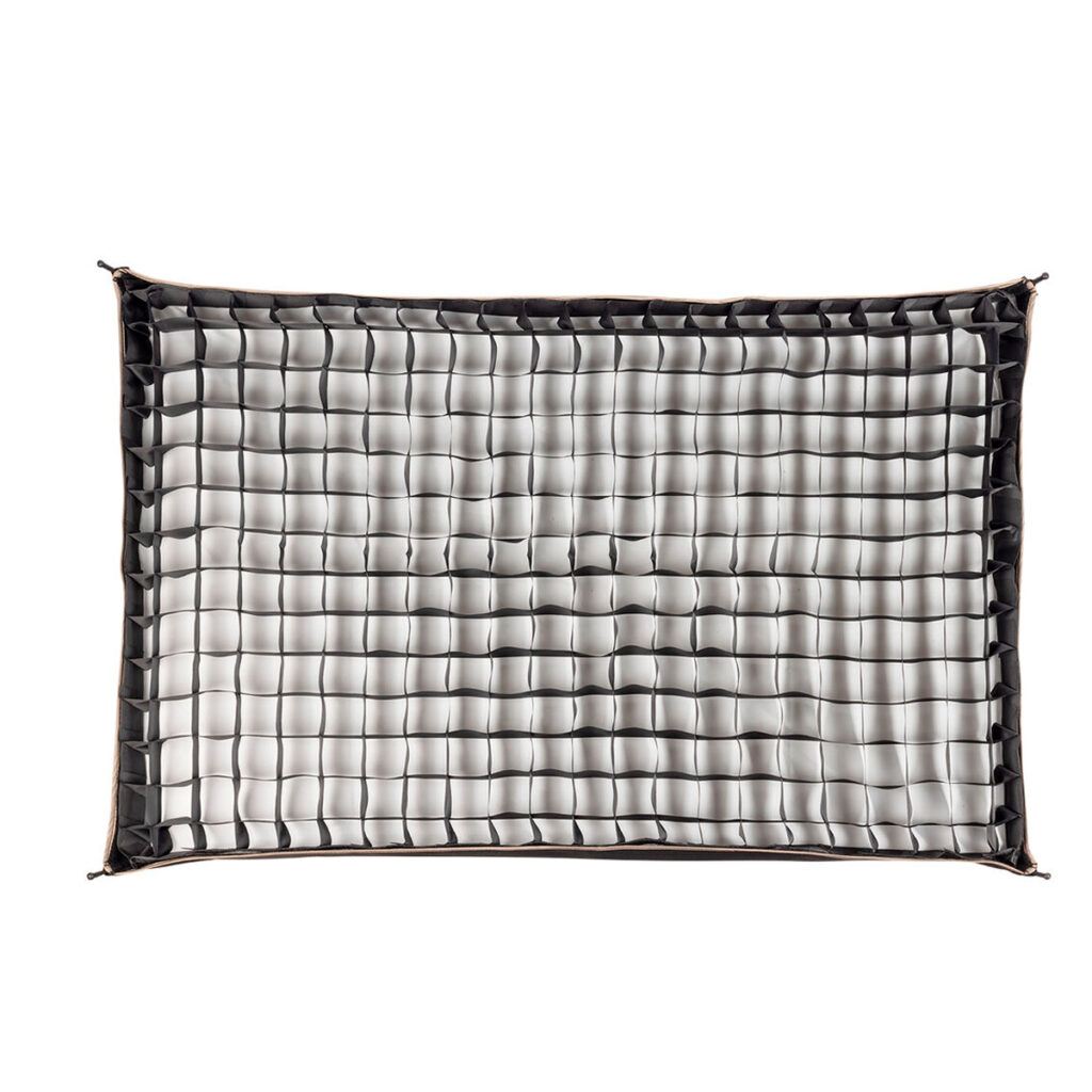 SmallRig-3930-5 SmallRig 3930 RA-R6090 Rectangular Softbox, musta kangasverkko, jota käytetään valonmuokkaimena valokuvauksessa tai videokuvauksessa, näkyy ylhäältä valkoista taustaa vasten.