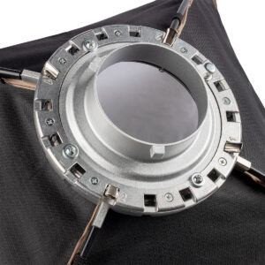 SmallRig-3930-6 SmallRig 3930 RA-R6090 Rectangular Softboxin lähikuvassa näkyy sen metallinen pyöreä kiinnike, jossa on ruuvit ja lovet kiinnitetty mustaan kangaspintaan, mikä korostaa sen suunnittelua valokuvausvalaistukseen.