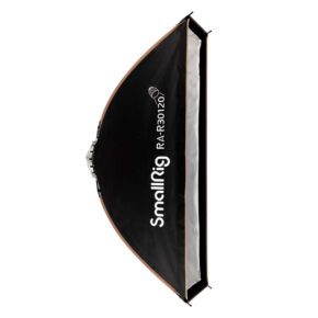 Musta, suorakulmainen SmallRig 3931 RA-R30120 Strip Softbox, jonka malli on painettu valkoisella kyljessä valkoista taustaa vasten.