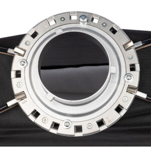 SmallRig-3931-5 Lähikuva SmallRig 3931 RA-R30120 Strip Softbox speedring -sovittimesta, jossa korostuu sen pyöreä metallirakenne, jossa on kiinnitysaukot ja numeroidut merkinnät studiovaloon kiinnittämistä varten.