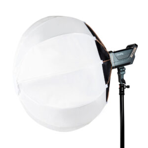 SmallRig-3932-2 SmallRig 3932 RA-L90 Lantern Softbox, suuri ja valkoinen, jossa on pallomainen diffuusori, on kiinnitetty studiovaloon mustalla jalustalla. Valonlähde ja Revolabin tuotemerkki näkyvät oikealla puolella.
