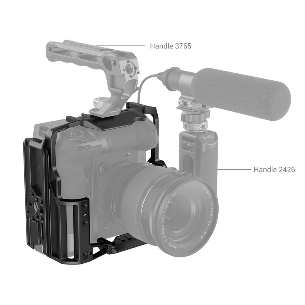 SmallRig 3933 Cage for Fujifilm X-H2S with FT-XH / VG-XH Battery Grip on esitetty harmaasävyisenä, ja siinä on kahva 3765 ylhäällä, kahva 2426 sivulla ja kiinnitetty mikrofoni. Häkki ympäröi kameran rungon ja objektiivin.