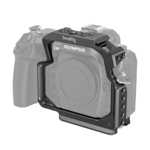 SmallRig-3948-1 Musta SmallRig 3948 Camera Cage for OM System OM-1 on asennettu harmaaseen, osittain läpinäkyvään Olympus-kameraan, ja se tarjoaa lisää kiinnityspisteitä ja suojaa.