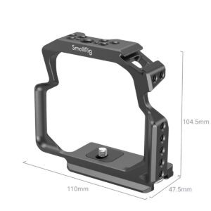 SmallRig-3948-2 SmallRig 3948 Camera Cage for OM System OM-1 on musta metallihäkki, jonka mitat ovat 110mm x 104.5mm x 47.5mm ja jossa on useita kiinnitysreikiä ja perusruuvi kameran kiinnittämiseksi turvallisesti.