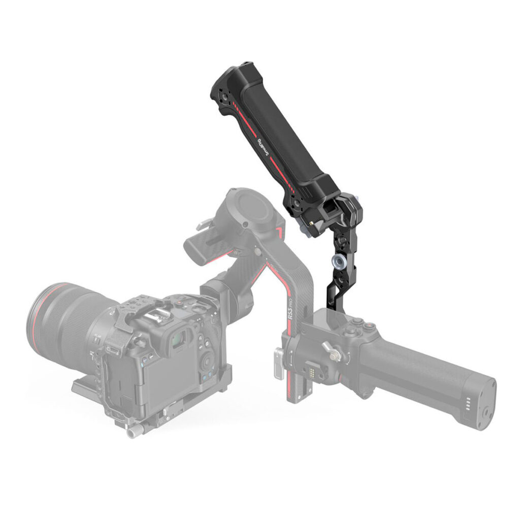 SmallRig-3950-4 SmallRig 3950 Sling Handgrip for DJI RS Series on kuvassa kiinnitettynä kardaanivakauttajan varteen, ja kamera ja kardaani on tehty puoliksi läpinäkyviksi korostamaan kädensijan asentoa ja muotoilua.