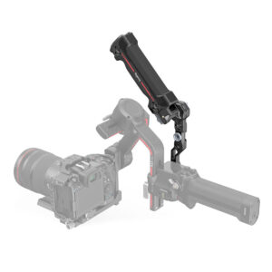 SmallRig-3950-4 SmallRig 3950 Sling Handgrip for DJI RS Series on kuvassa kiinnitettynä kardaanivakauttajan varteen, ja kamera ja kardaani on tehty puoliksi läpinäkyviksi korostamaan kädensijan asentoa ja muotoilua.