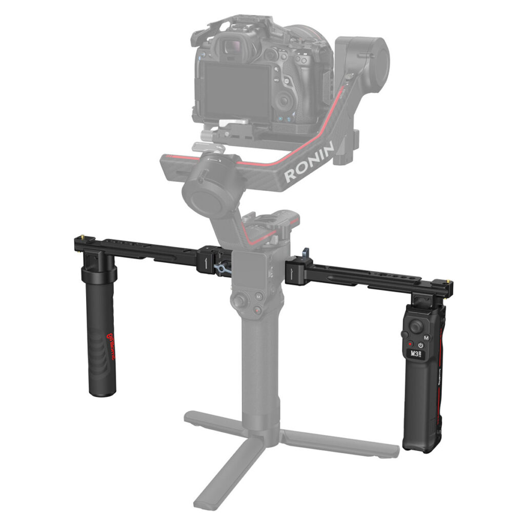 SmallRig-3954-1 Ronin-gimbaaliin kiinnitetty kamera, jossa on SmallRig 3954 Dual Handgrip With Wireless Control for DJI RS Series, jossa on kaksi kädensijaa vakauden ja hallinnan parantamiseksi kuvaamisen aikana.