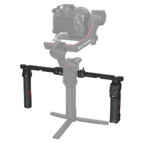 SmallRig-3954-1 Ronin-gimbaaliin kiinnitetty kamera, jossa on SmallRig 3954 Dual Handgrip With Wireless Control for DJI RS Series, jossa on kaksi kädensijaa vakauden ja hallinnan parantamiseksi kuvaamisen aikana.