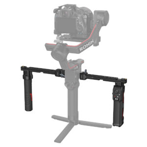 SmallRig-3954-1 Ronin-gimbaaliin kiinnitetty kamera, jossa on SmallRig 3954 Dual Handgrip With Wireless Control for DJI RS Series, jossa on kaksi kädensijaa vakauden ja hallinnan parantamiseksi kuvaamisen aikana.
