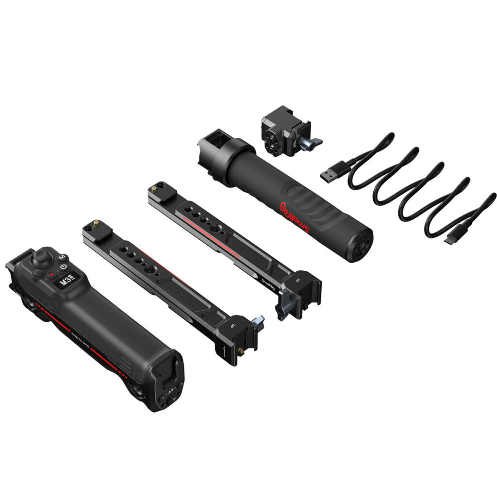SmallRig-3954-2 SmallRig 3954 Dual Handgrip with Wireless Control for DJI RS Series on esitetty mustana, ja siinä on irrotettavat kahvat, modulaariset jatkokappaleet, kiinnitystelineet ja USB-kaapelit siististi järjestettyinä valkoiselle taustalle.
