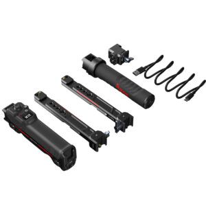 SmallRig-3954-2 SmallRig 3954 Dual Handgrip with Wireless Control for DJI RS Series on esitetty mustana, ja siinä on irrotettavat kahvat, modulaariset jatkokappaleet, kiinnitystelineet ja USB-kaapelit siististi järjestettyinä valkoiselle taustalle.