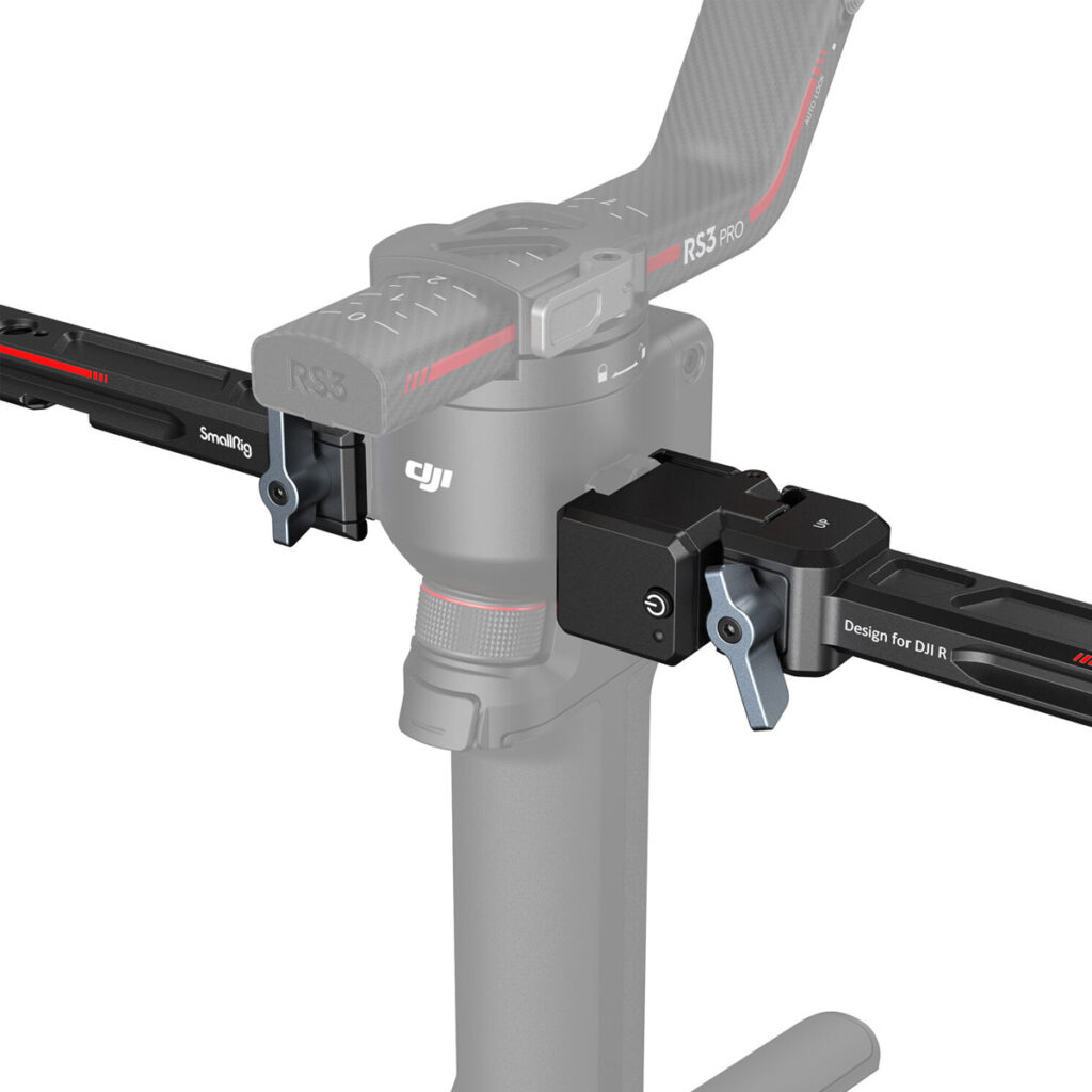 SmallRig-3954-4 Lähikuva DJI RS3 Pro -gimbalista, jonka vaakavarsiin on kiinnitetty SmallRig 3954 Dual Handgrip With Wireless Control For DJI RS Series -laite, valkoista taustaa vasten.