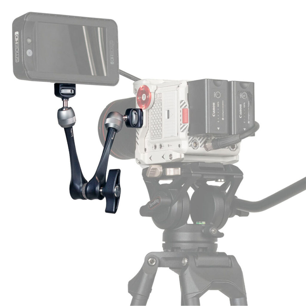 SmallRig-3959-2 Kolmijalkaan asennettu ammattikäyttöön tarkoitettu videokamera käyttää SmallRig 3959 Rosette Arm 11" -vartta ulkoisen monitorin kiinnittämiseen joustavaa videovalvontaa varten.