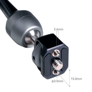 SmallRig-3959-4 Lähikuva SmallRig 3959 Rosette Arm 11" -kameran lisävarusteesta, jossa näkyvät seuraavat mitat: leveys 15,0 mm, ruuvin halkaisija 3,0 mm, ruuvin pään korkeus 2,6 mm, nupukoitu kahva ja kierteitetyt osat.