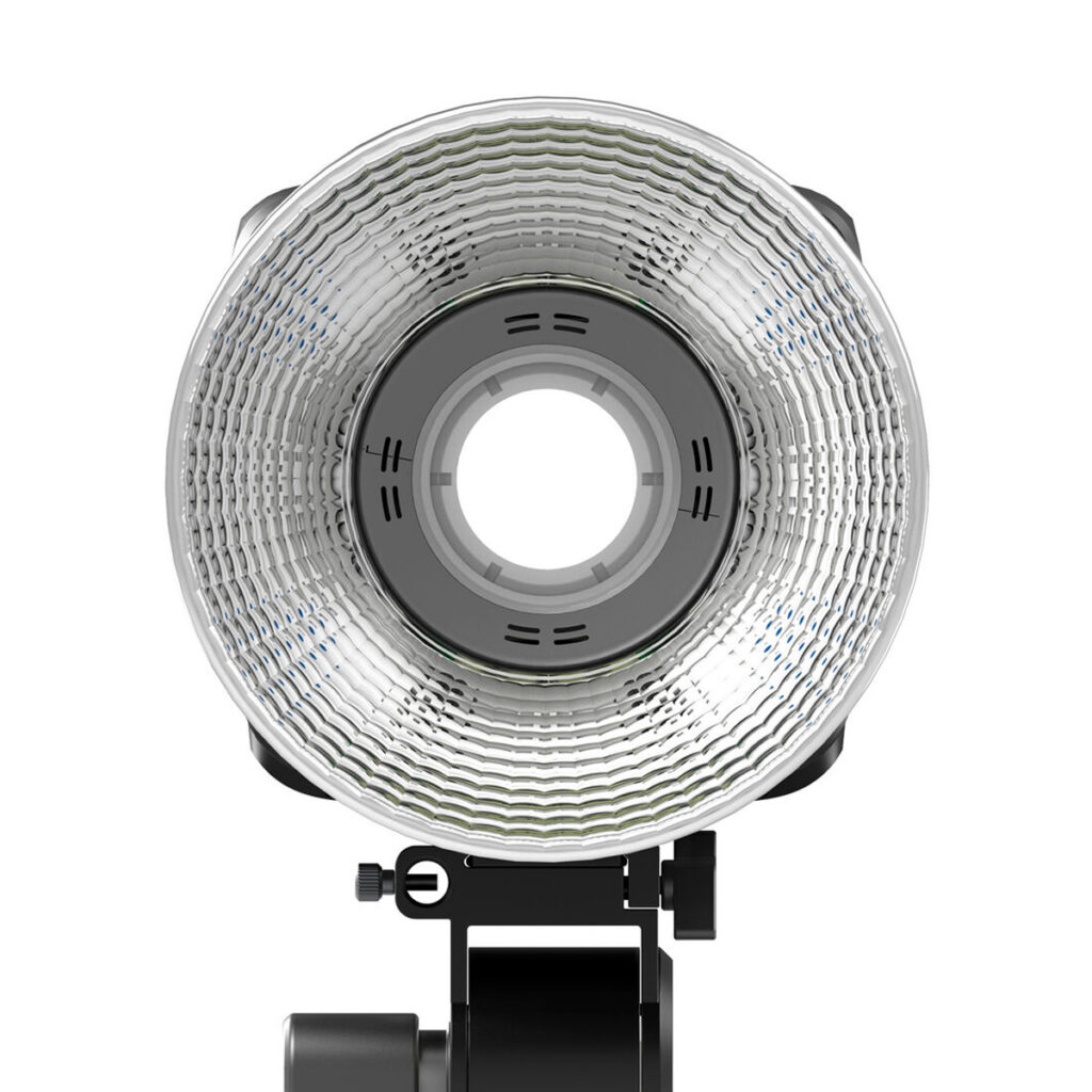 SmallRig-3961-2 Lähikuvassa etukuva SmallRig 3961 RC 350D Cob Light LED-valo, pyöreä studiosalama, jossa on heijastava kuvioitu pinta ja keskiaukko, asennettuna mustaan säädettävään tukikannattimeen.