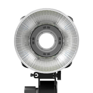 SmallRig-3961-2 Lähikuvassa etukuva SmallRig 3961 RC 350D Cob Light LED-valo, pyöreä studiosalama, jossa on heijastava kuvioitu pinta ja keskiaukko, asennettuna mustaan säädettävään tukikannattimeen.