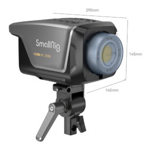 SmallRig-3961-3 SmallRig 3961 RC 350D Cob Light -LED-valo on asennettu säädettävään kiinnikkeeseen, ja sen mitoiksi on merkitty 290 mm pituus ja 145 mm leveys ja korkeus.